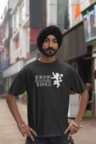 I drink and I know things Oversized T-Shirt