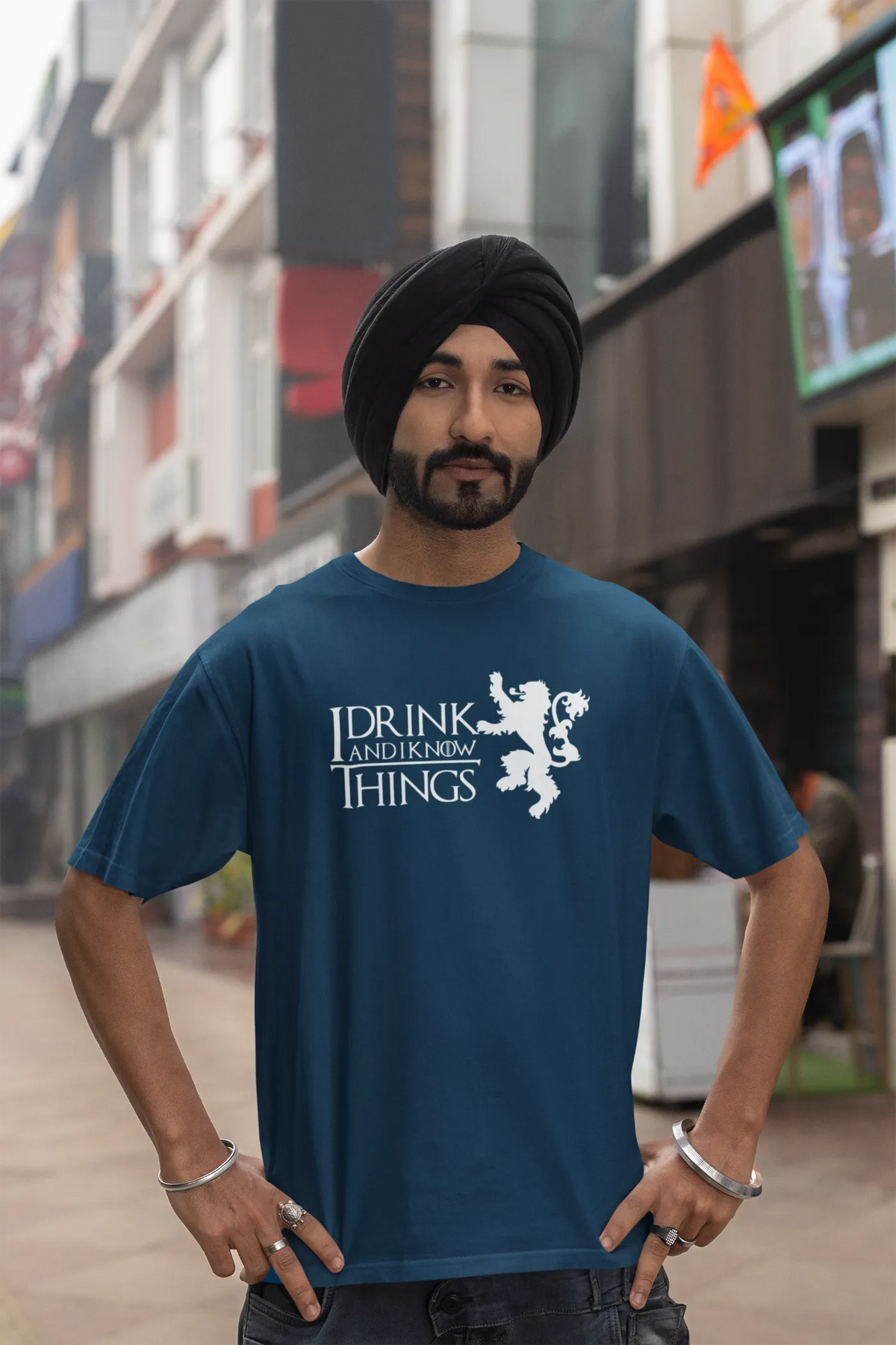 I drink and I know things Oversized T-Shirt